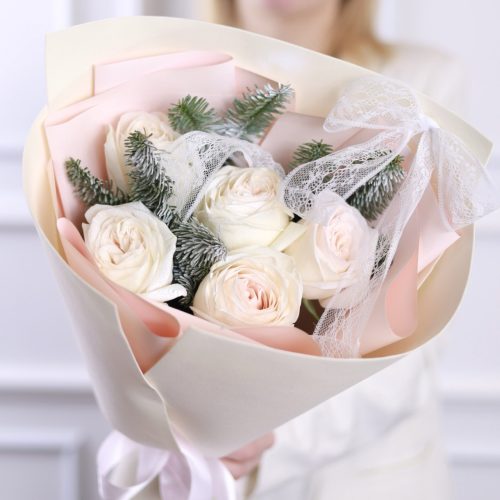 Букет из пионовидных роз и нобилиса