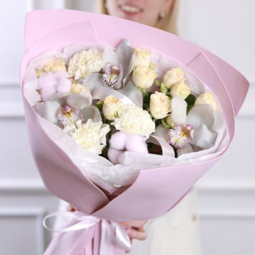 Нежный букет со стойкими орхидеями