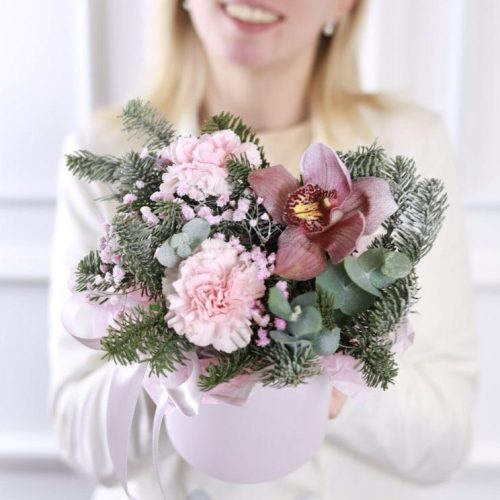 Зимняя композиция с орхидеей