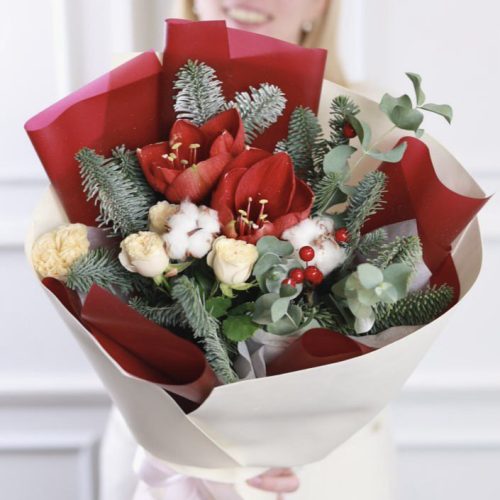 Зимний букет с ярким амариллисом