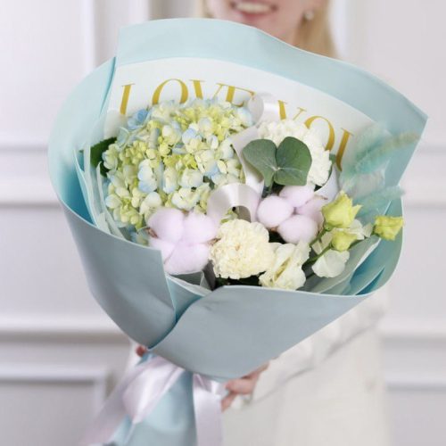 Нежный букет с голубой гортензией