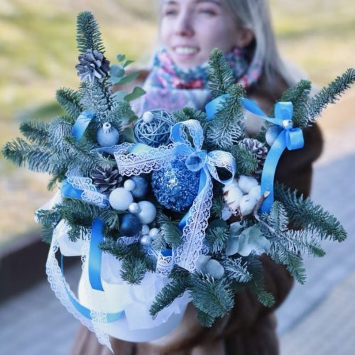 Зимняя композиция с новогодним декором