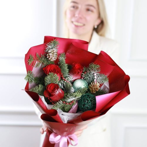 Стильный букет с красными розами