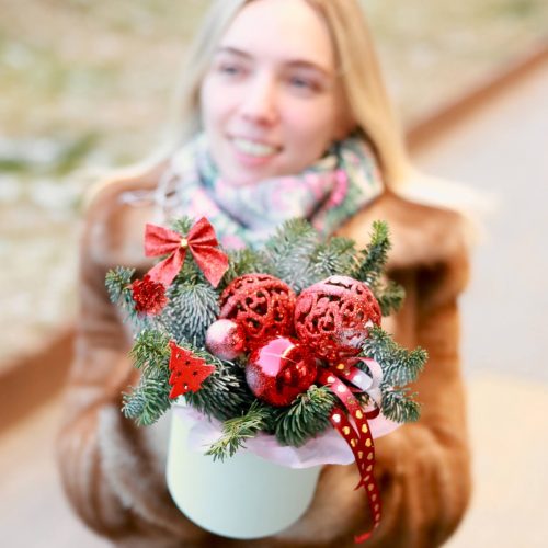 Новогодняя композиция с ёлочными игрушками