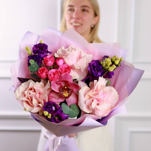 Воздушный букет с крупными французскими розами