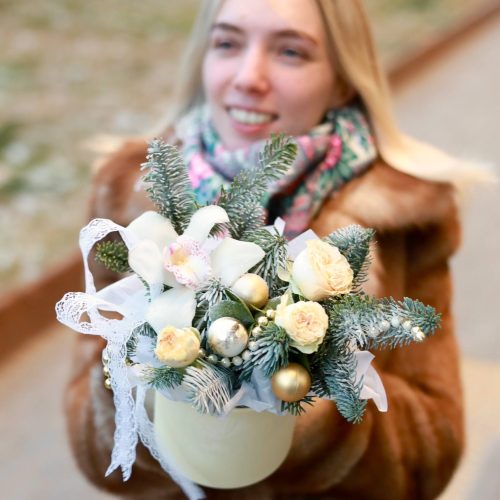 Зимняя композиция с орхидеей