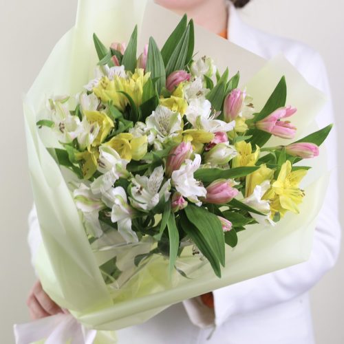 Букет стойкой альстромерии в оформлении