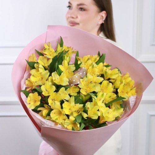 Яркий стойкий букет альстромерий