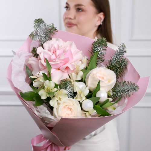 Нежный зимний букет с французской розой