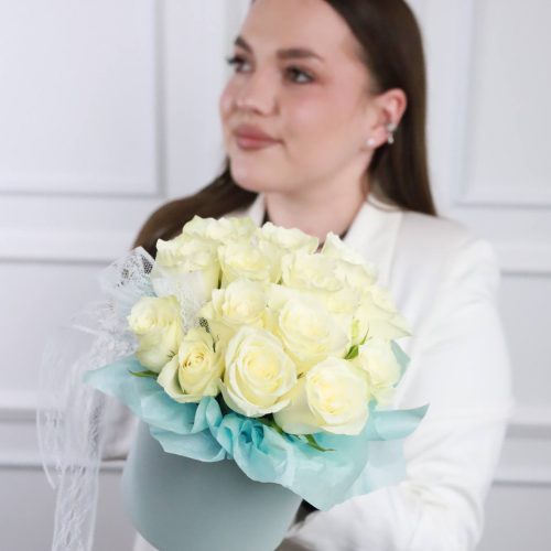 Белые розы в шляпной коробке