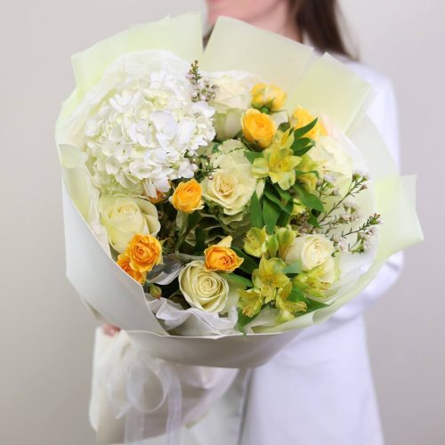 Солнечный букет с гортензией и кустовыми розами