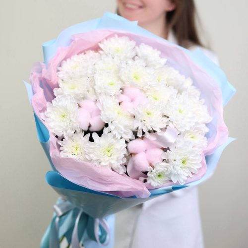 Объемный букет хризантем и хлопка
