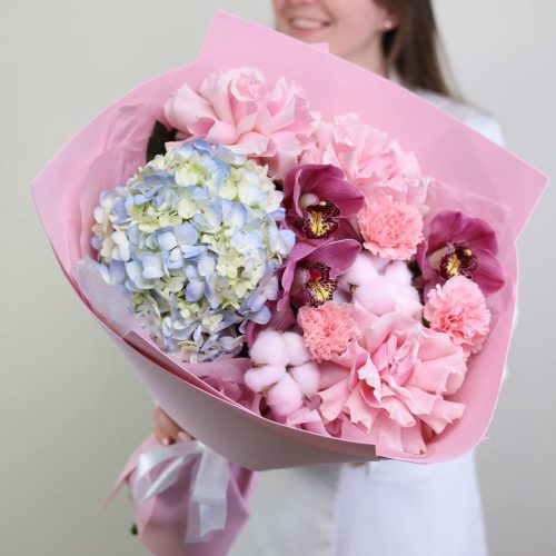 Воздушный букет с крупными французскими розами