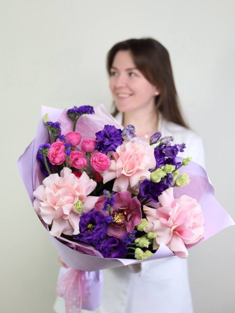 Стильный букет с крупными розами