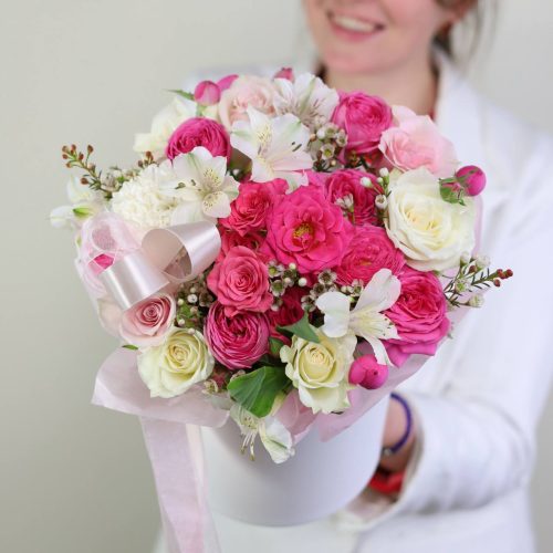 Яркая композиция с кустовыми розами