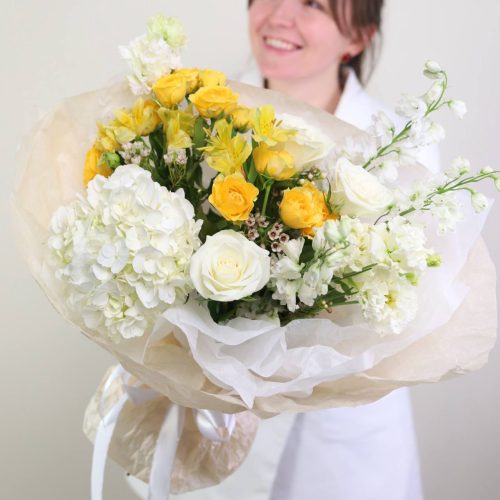 Стильный букет с дельфиниумом и солнечными кустовыми розами