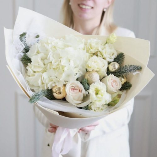 Зимний букет с ароматными розами