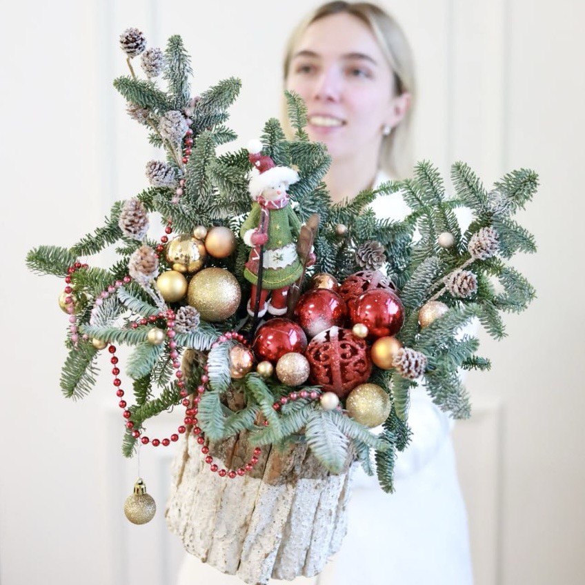 Новогодняя композиция " Снеговик с лыжами"