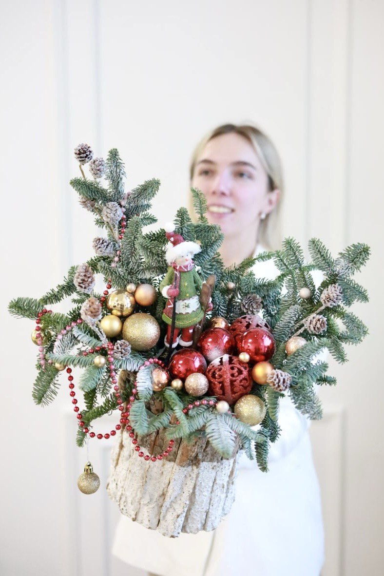 Новогодняя композиция " Снеговик с лыжами" — изображение 2