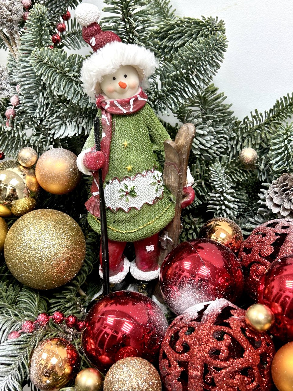 Новогодняя композиция " Снеговик с лыжами" — изображение 3