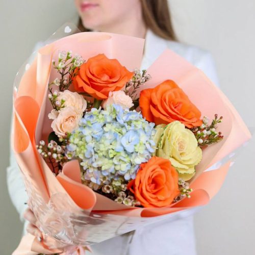 Букет с пышной гортензией и брассикой