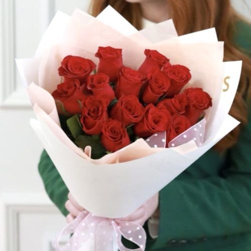 Букет красных роз в оформлении