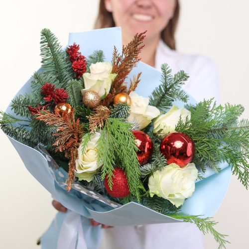 Очаровательный зимний букет с розами