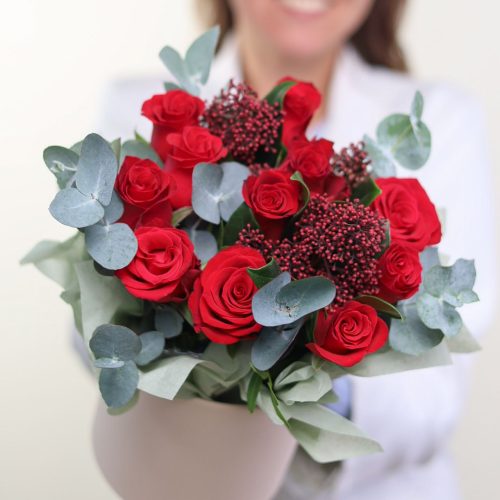 Прекрасная композиция роз и душистого эвкалипта