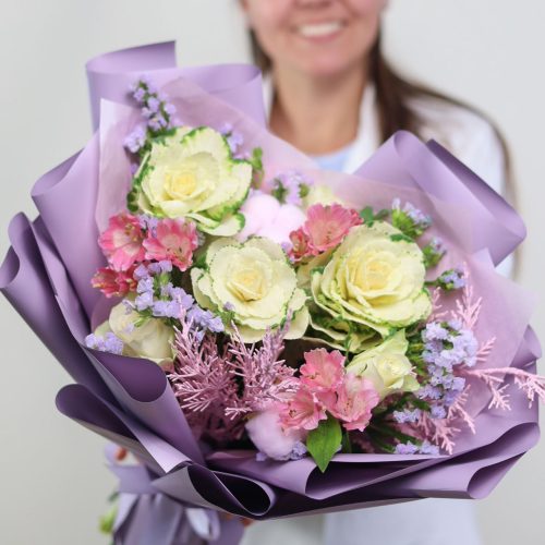 Букет со стойкой альстромерией