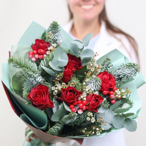 Новогодний букет роз с датской елью