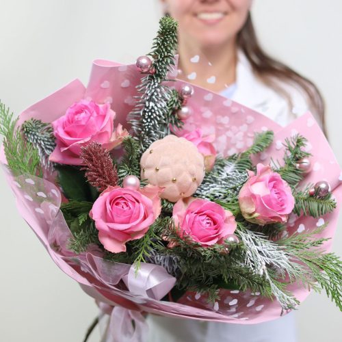 Раскидистый букет с крупными розами