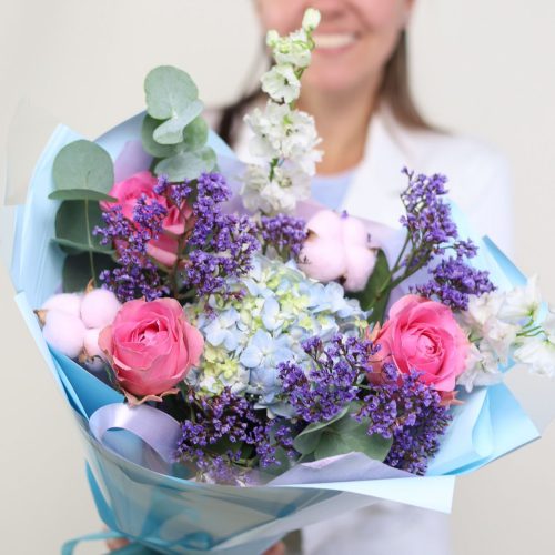 Очаровательный букет с дельфиниумом
