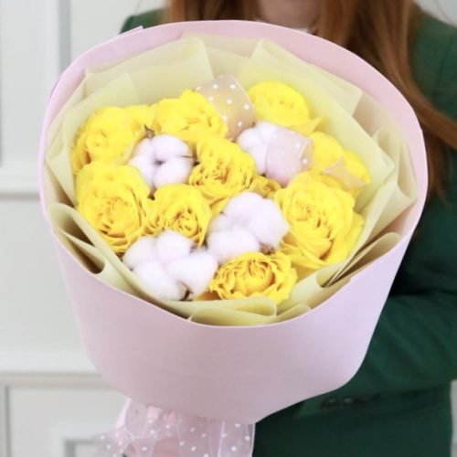 Солнечный букет из роз и хлопка