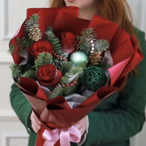 Зимний букет с красными розами
