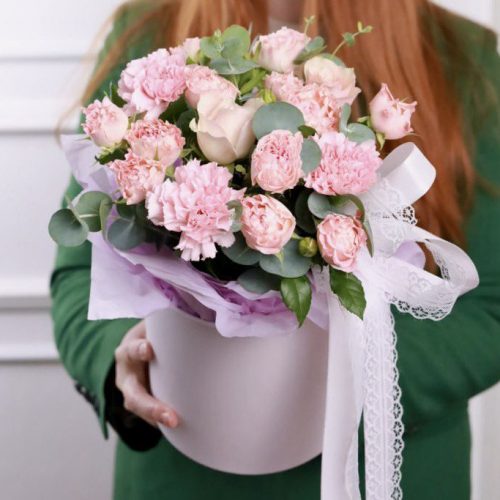 Чудесная композиция пионовидных роз