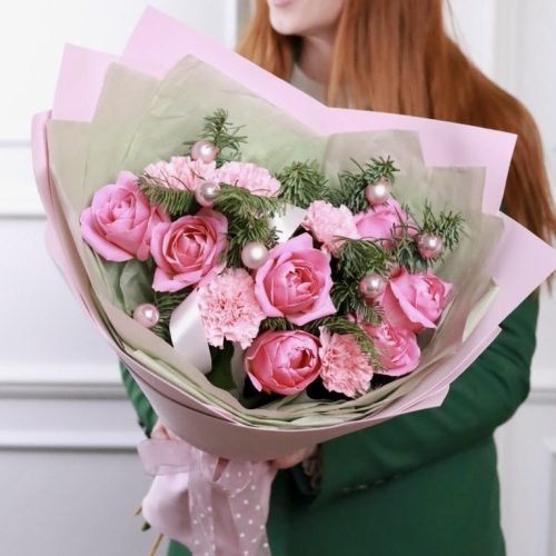 Букет с розовыми розами и нобилисом