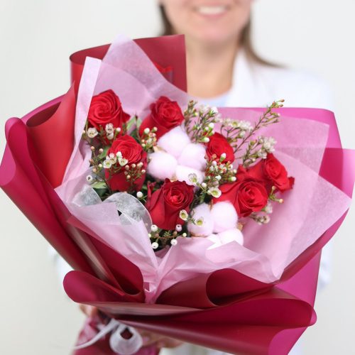 Очаровательный букет роз и хлопка