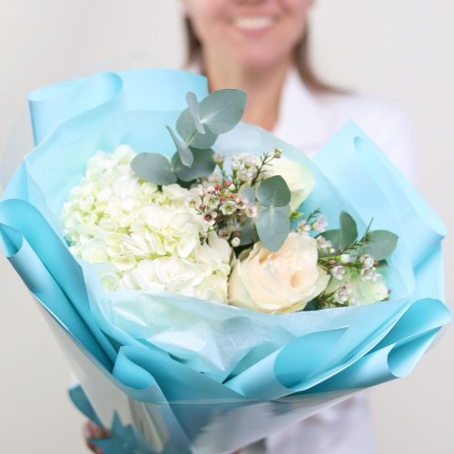 Прекрасный букет с белой гортензией