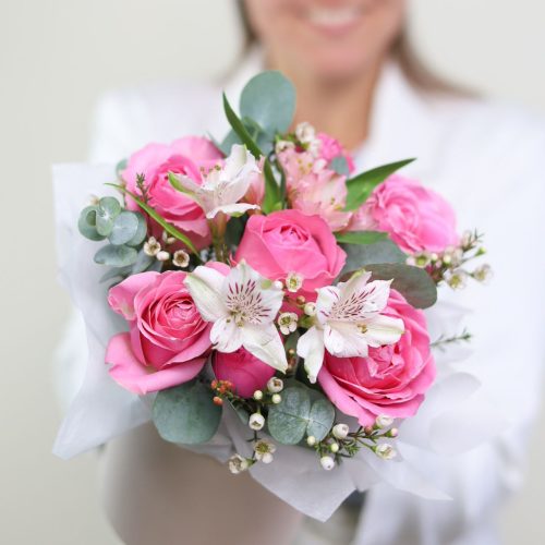 Нежная композиция с крупными розами