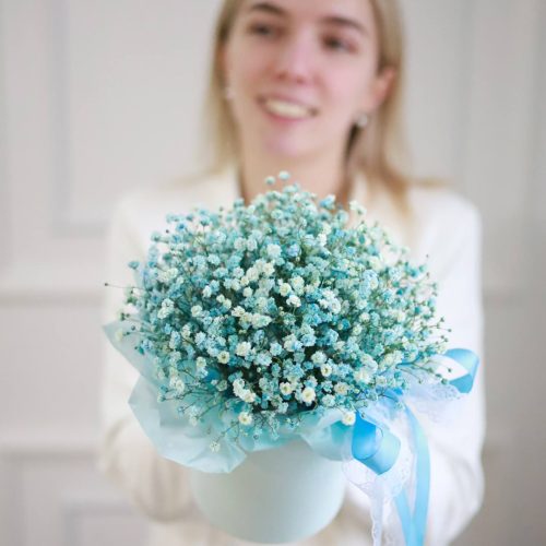 Голубая гипсофила в шляпной коробке