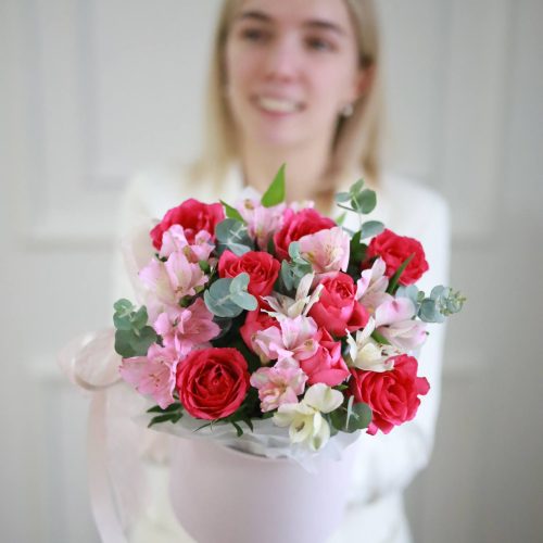 Яркая композиция со стойкой альстромерией