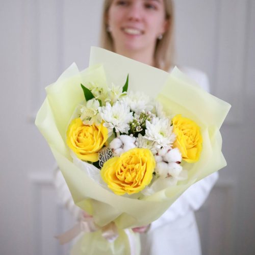 Солнечный букет из роз и альстромерии