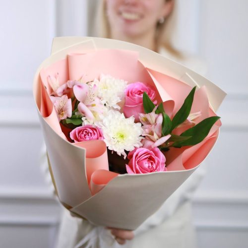 Нежный букет со стойкими цветами