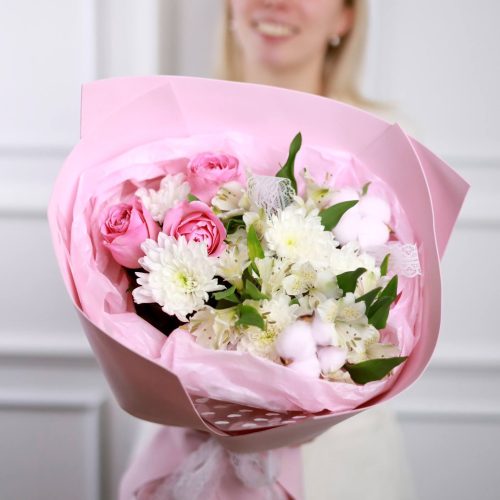 Очаровательный букет с розами и хлопком