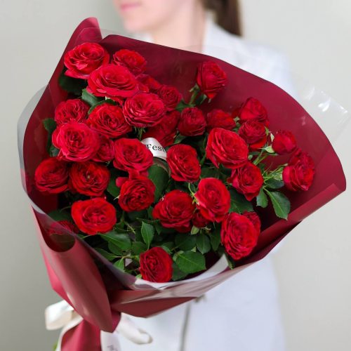 Шикарный букет кустовых роз