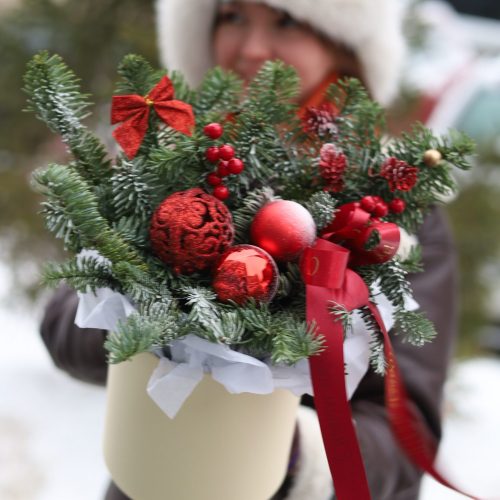 Красочная композиция с пушистой елью