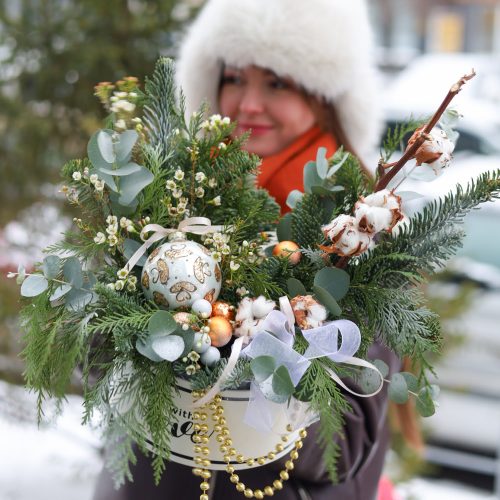 Раскидистая зимняя композиция с бусами