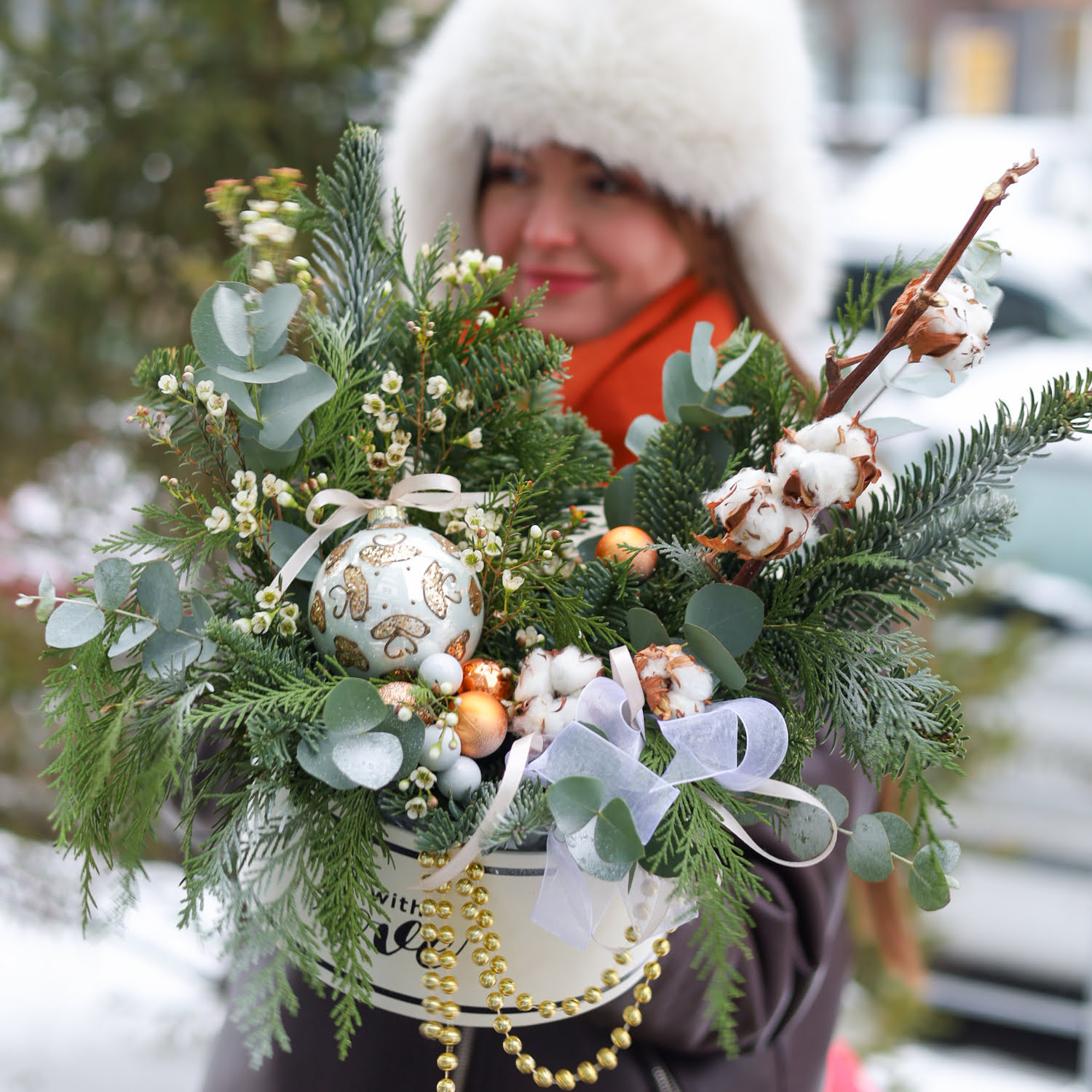Раскидистая зимняя композиция с бусами