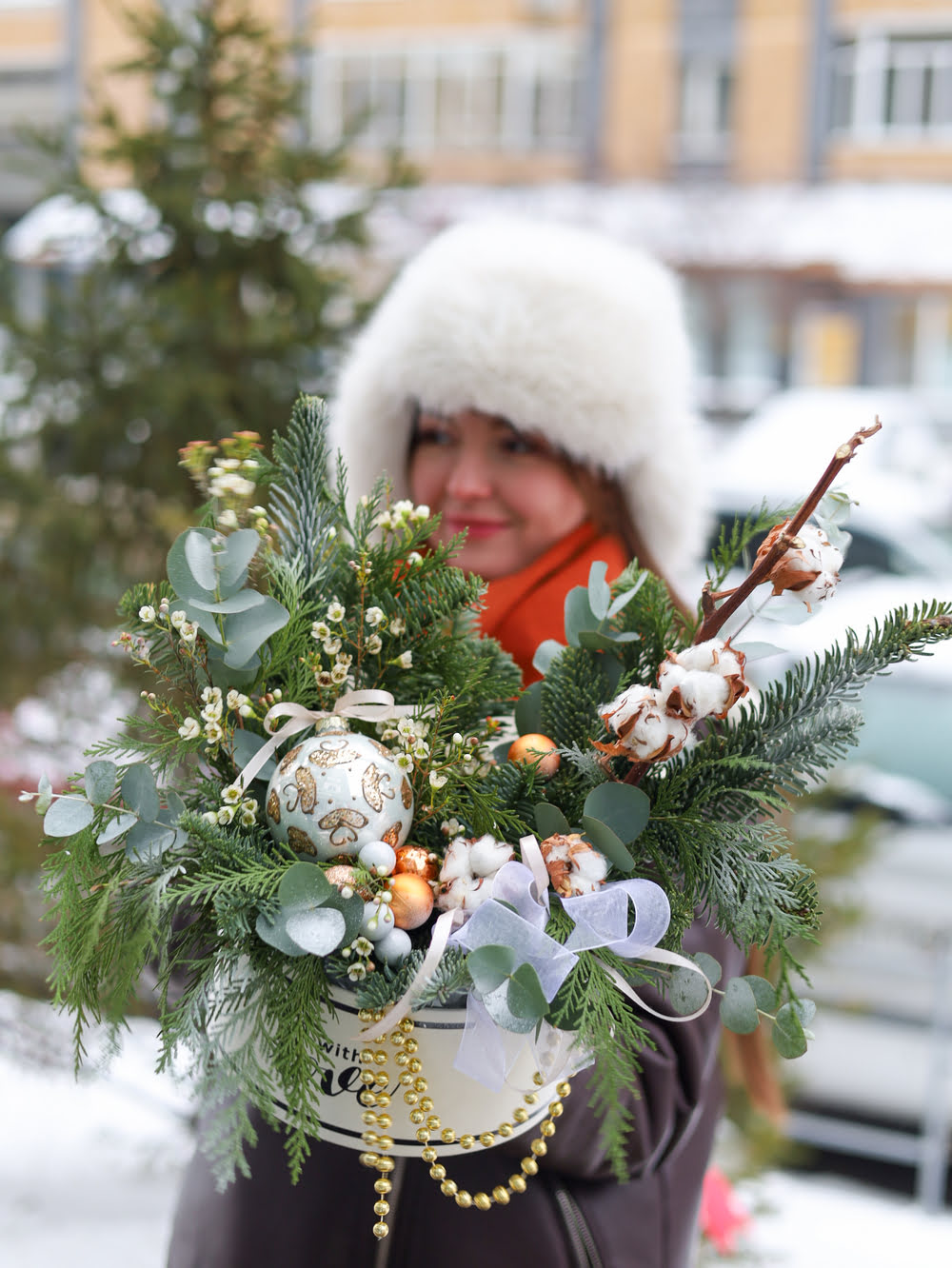 Раскидистая зимняя композиция с бусами — изображение 2