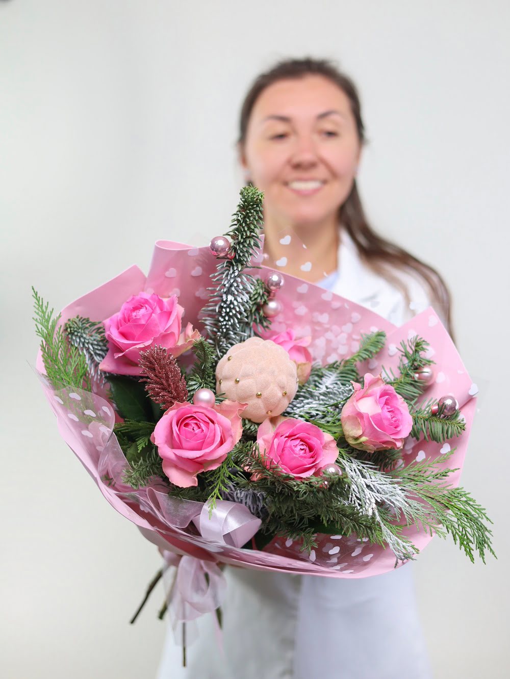 Нежный зимний букет с крупными розами — изображение 2